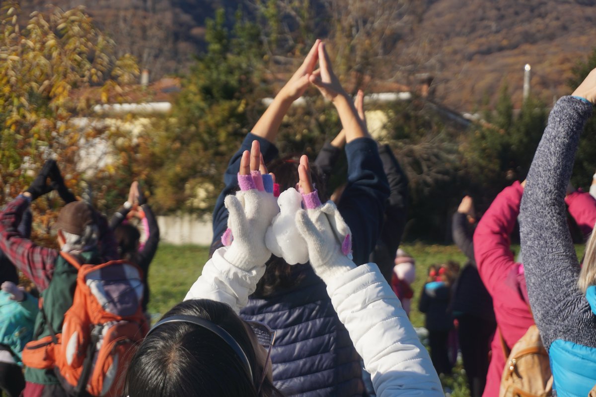 Giovani di Giovani di Turno durante un'attività all'aperto, con le mani alzate a formare una stella