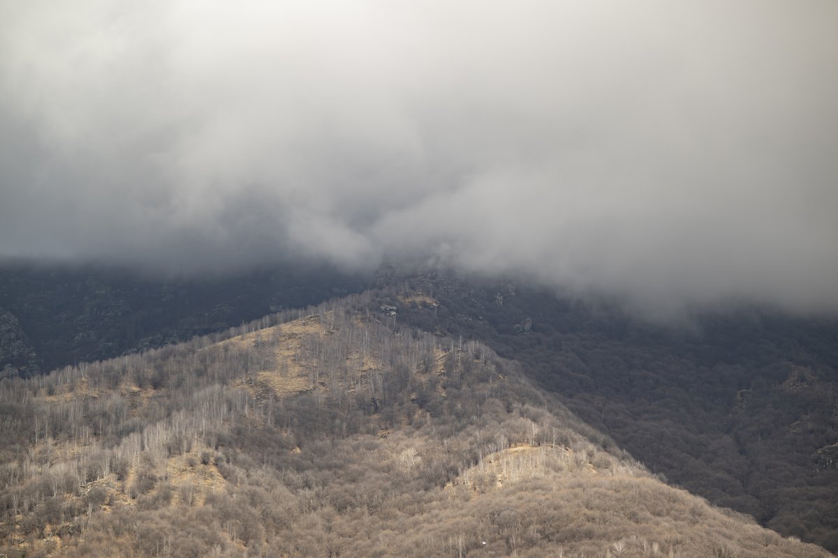 Panorama delle montagne della valle avvolte dalle nuvole