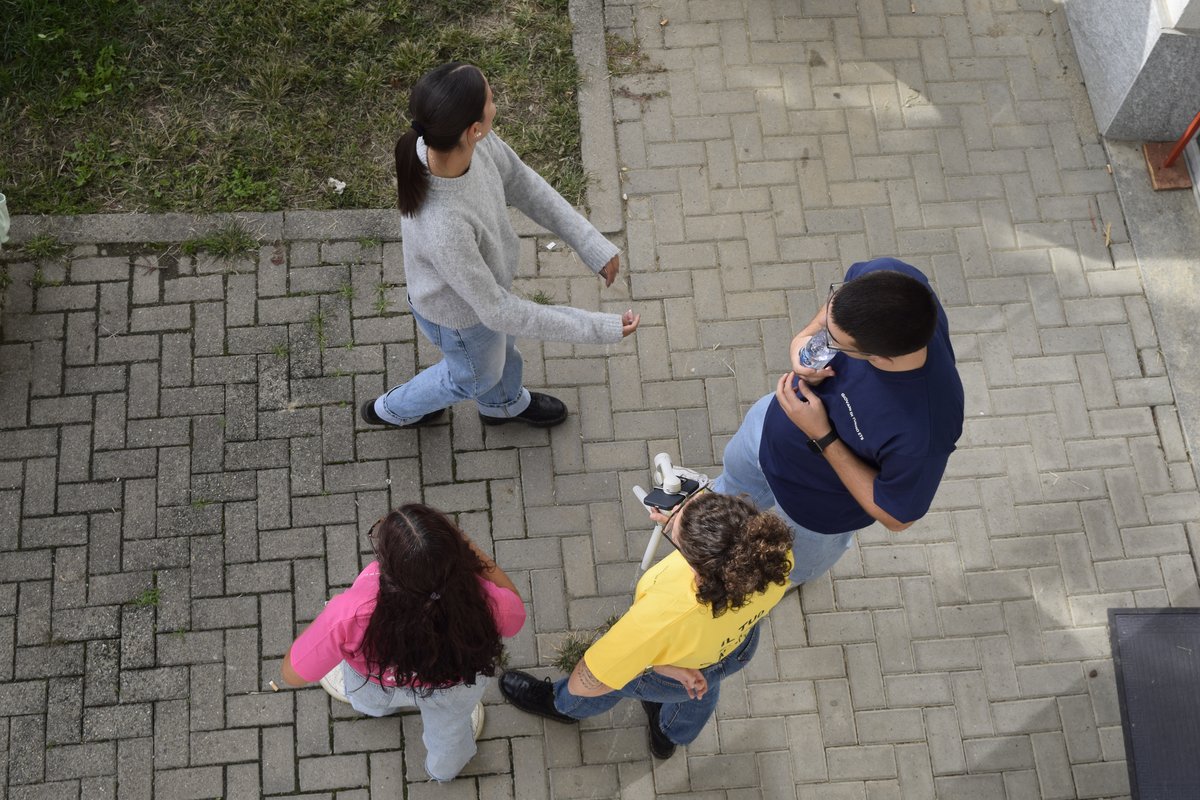 Giovani dell'associazione visti dall'alto durante un'attività all'aperto