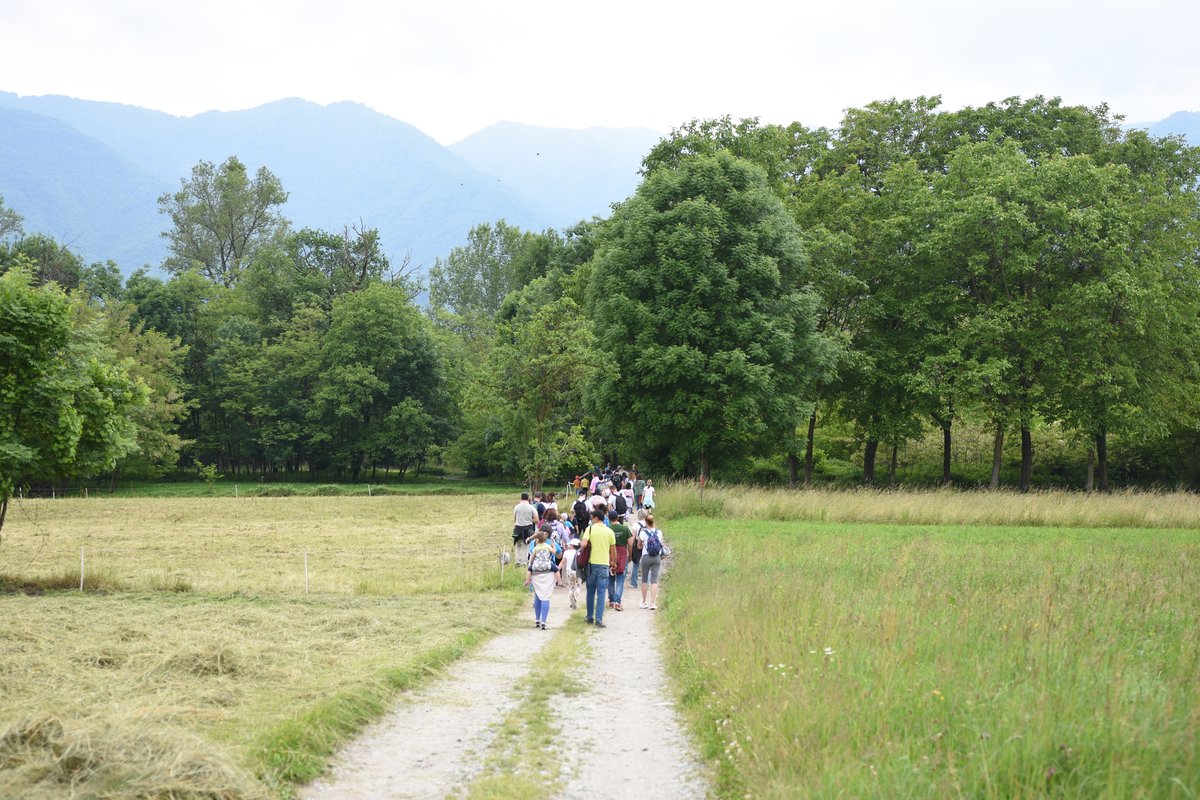 Gruppo di giovani che cammina su un sentiero di campagna nella valle